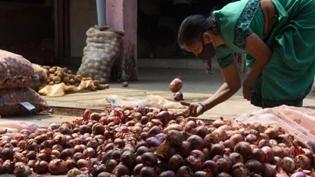 To facilitate import of onion, the government had on October 21 relaxed the conditions for fumigation and additional declaration on the Phytosanitary Certificate (PSC) under the Plant Quarantine Order (PQ), 2003 for import up to December 15, 2020.(Bachchan Kumar/ HT PHOTO)