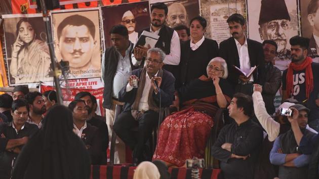 Supreme Court appointed interlocutors Sanjay Hegde and Sadhna Ramachandran speak to Shaheen Bagh protesters days on February 20. The talks to assuage the protestors and the blockade did not make any headway. Much later, in September this year, the Supreme Court observed that the right to protest in public places should be balanced with the right of the general public to move freely without hindrance. (Burhaan Kinu / HT Archive)