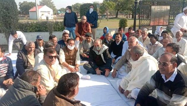 Former Union minister and senior Bharatiya Janata Party (BJP) leader Birender Singh sitting on a day-long protest near the statue of peasant leader Chhotu Ram in Sampla, Rohtak, on Friday. (HT PHOTO) Former Union minister and senior Bharatiya Janata Party (BJP) leader Birender Singh sitting on a day-long protest near the statue of peasant leader Chhotu Ram in Sampla, Rohtak, on Friday. (HT PHOTO)