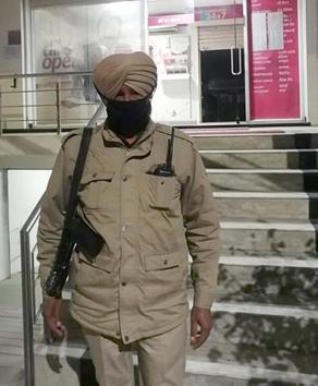 A cop outside an ATM in Ludhiana. (HT Photo) A cop outside an ATM in Ludhiana. (HT Photo)
