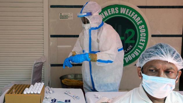 A health worker prepares swabs at a Covid-19 test site in New Delhi on December 16. Data from the Indian Council of Medical Research (ICMR) said that 15,89,18,646 samples had been tested for Covid-19 up to December 17 and of these 11,13,406 samples were tested on the same say. (T Narayan / Bloomberg)