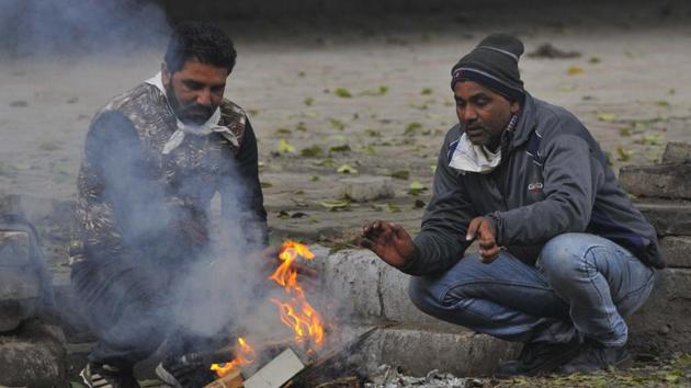 Men warming themselves with a bonfire at Sector 33 in Chandigarh on a chilly Thursday morning. This cold wave is expected to continue till December 21. (Keshav Singh/HT) Men warming themselves with a bonfire at Sector 33 in Chandigarh on a chilly Thursday morning. This cold wave is expected to continue till December 21. (Keshav Singh/HT)