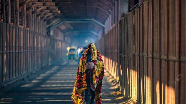 A man wrapped in a blanket walks on the old Yamuna bridge amid cold weather, in New Delhi.(Amal KS/HT PHOTO) A man wrapped in a blanket walks on the old Yamuna bridge amid cold weather, in New Delhi.(Amal KS/HT PHOTO)
