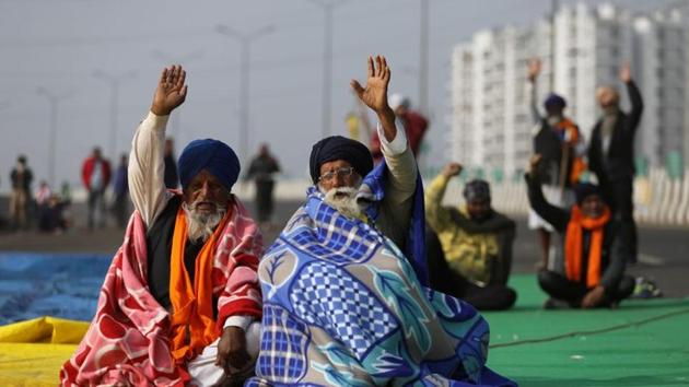 Farmers at the Delhi-Uttar Pradesh border on Thursday(Reuters Photo) Farmers at the Delhi-Uttar Pradesh border on Thursday(Reuters Photo)