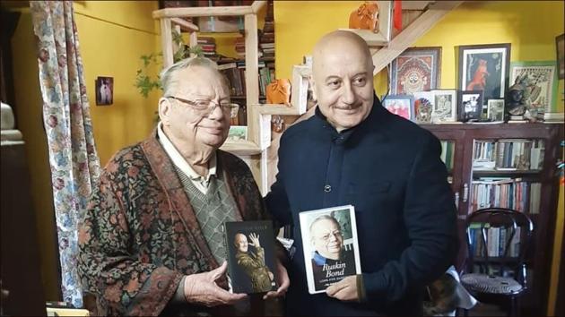 Anupam Kher-Ruskin Bond exchange books in Mussorie over tea, cake and ‘wealth of stories’(Instagram/ruskinbondofficial)