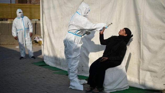 The country reported 25,152 new Covid-19 cases on Friday and 29,885 recoveries, leading to a decline of 5,080 in the number of active cases, as per data released by the Union health ministry. (BIPLOV BHUYAN/HT PHOTO.) The country reported 25,152 new Covid-19 cases on Friday and 29,885 recoveries, leading to a decline of 5,080 in the number of active cases, as per data released by the Union health ministry. (BIPLOV BHUYAN/HT PHOTO.)