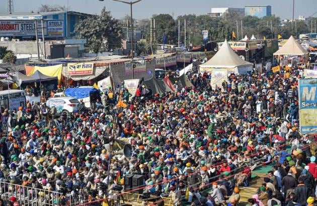 Farmers protesting against the new farm laws at Kundli border in Sonepat on Saturday.(PTI Photo)