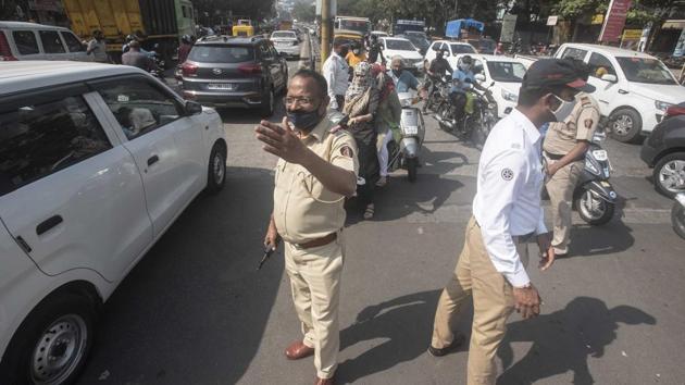 The number of cases of traffic rule violations has reduced, however, by a thin margin in 2020 as compared to 2019 and 2018, according to data provided by Rahul Shrirame, deputy commissioner of police (DCP), traffic, Pune.(Pratham Gokhale/HT Photo)