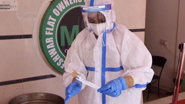A health worker preserves a swab sample for coronavirus test, at Connaught Place, in New Delhi on December 16, 2020. (Sanjeev Verma/HT Photo) A health worker preserves a swab sample for coronavirus test, at Connaught Place, in New Delhi on December 16, 2020. (Sanjeev Verma/HT Photo)