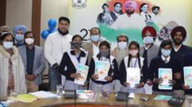 Punjab Food, Civil Supplies & Consumer Affairs Minister Bharat Bhushan Ashu launched the second phase of “Punjab Smart Connect Scheme” in district Ludhiana by handing over smart-phones Class XII students of various Government Schools in the district in Ludhiana on Friday, December 18, 2020. (Photo Hindustan Times)