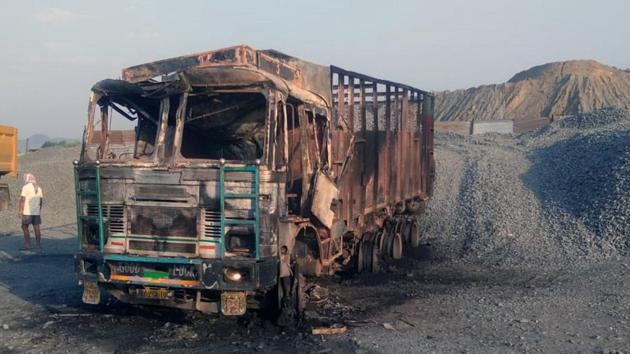 Maoists set vehicles on fire, injured drivers and cleaners and exchanged fire with police personnel.(HT Photo/File/Representational) Maoists set vehicles on fire, injured drivers and cleaners and exchanged fire with police personnel.(HT Photo/File/Representational)