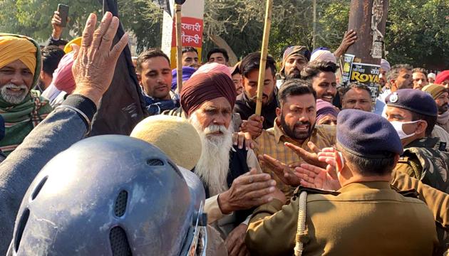 Farmers raising anti-government slogans in Fatehabad on Saturday. (Manoj Dhaka/HT) Farmers raising anti-government slogans in Fatehabad on Saturday. (Manoj Dhaka/HT)