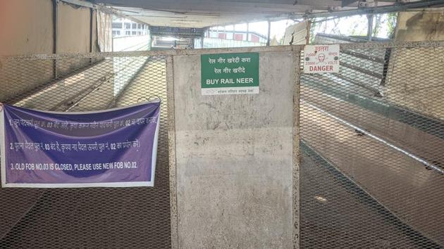 A view of the closed foot over bridge at Pune railway station in Pune, India, on Friday, December 18, 2020. (Shankar Narayan/HT PHOTO) A view of the closed foot over bridge at Pune railway station in Pune, India, on Friday, December 18, 2020. (Shankar Narayan/HT PHOTO)