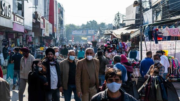 Shoppers gather at a market area in New Delhi on December 19. The only other country to have crossed this mark is the US, which did so on November 7, and which is currently in the grips of a strong third wave of the pandemic that has taken daily cases and deaths, as well as hospitalisations to record highs. (Jewel Samad / AFP) 