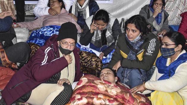 SDMC deputy chairperson Maya Bisht and EDMC health dept Chairperson Kanchan Maheshwari are attended after both fell sick during their hunger strike outside Delhi CM's residence in New Delhi on Friday.(PTI File Photo) SDMC deputy chairperson Maya Bisht and EDMC health dept Chairperson Kanchan Maheshwari are attended after both fell sick during their hunger strike outside Delhi CM's residence in New Delhi on Friday.(PTI File Photo)