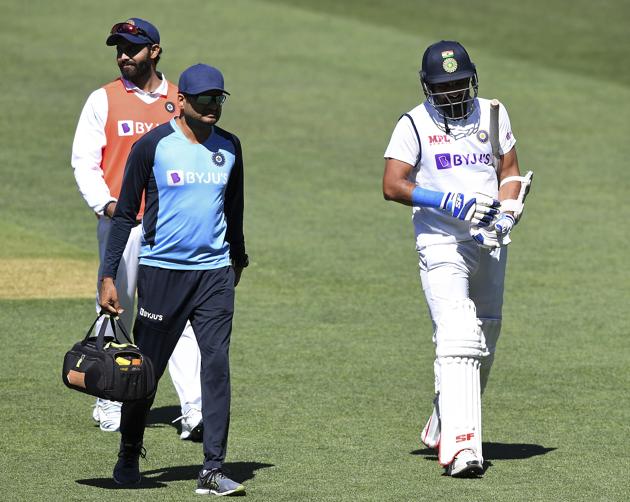 India's Mohammed Shami, right, retires hurt after he was struck on the forearm on the third day of their cricket test match against Australia at the Adelaide Oval in Adelaide, Australia, Saturday, Dec. 19, 2020. (AP Photo/David Mairuz) (AP)