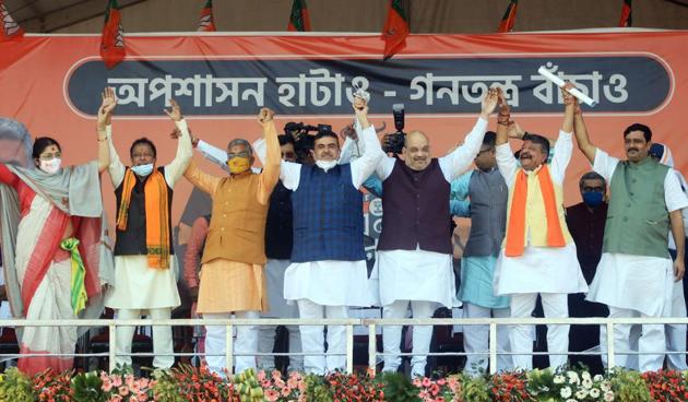Union home minister Amit Shah, Trinamool rebel Suvendu Adhikari, West Bengal BJP president Dilip Ghosh, and BJP leaders Mukul Roy, Kailash Vijayvargiya and Locket Chatterjee with others at a public rally in Midnapore on Saturday.(ANI) Union home minister Amit Shah, Trinamool rebel Suvendu Adhikari, West Bengal BJP president Dilip Ghosh, and BJP leaders Mukul Roy, Kailash Vijayvargiya and Locket Chatterjee with others at a public rally in Midnapore on Saturday.(ANI)
