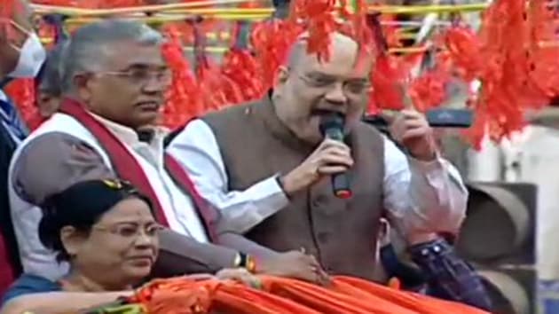 Addressing people during a roadshow in this town associated with Bengali cultural and literary icon Rabindranath Tagore, Amit Shah vowed to restore the state to its old glory when it was called “sonar Bangla”. (ANI) Addressing people during a roadshow in this town associated with Bengali cultural and literary icon Rabindranath Tagore, Amit Shah vowed to restore the state to its old glory when it was called “sonar Bangla”. (ANI)