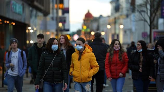 Shoppers and pedestrians walk past shops in Newcastle-upon-Tyne on December 19. After emergency talks with top officials, PM Johnson cancelled plans to ease pandemic rules for five days during the holiday. Household mixing is now banned in London and the southeast, and socializing will be restricted to just Christmas Day across the rest of England. Residents across the country were told to keep to their local areas. (Oli Scarff / AFP) Shoppers and pedestrians walk past shops in Newcastle-upon-Tyne on December 19. After emergency talks with top officials, PM Johnson cancelled plans to ease pandemic rules for five days during the holiday. Household mixing is now banned in London and the southeast, and socializing will be restricted to just Christmas Day across the rest of England. Residents across the country were told to keep to their local areas. (Oli Scarff / AFP)