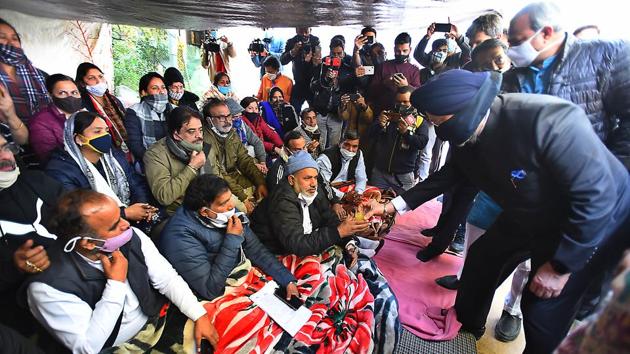 Mayors of municipal corporations ending a hunger strike by taking juice offered by cabinet minister Hardeep Singh Puri and Delhi BJP president Adesh Gupta, outside the residence of chief minister Arvind Kejriwal.(Raj K Raj/HT Photo) Mayors of municipal corporations ending a hunger strike by taking juice offered by cabinet minister Hardeep Singh Puri and Delhi BJP president Adesh Gupta, outside the residence of chief minister Arvind Kejriwal.(Raj K Raj/HT Photo)