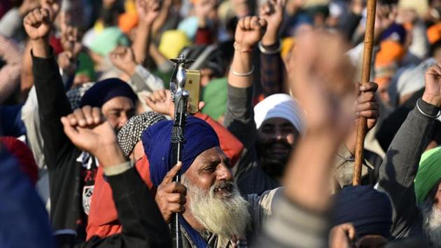 Demonstrators raising slogans at Singhu border (Delhi-Haryana) during the ongoing protest against new farm laws, in New Delhi, India, on Saturday, December 19, 2020. (Sanjeev Verma/HT PHOTO)