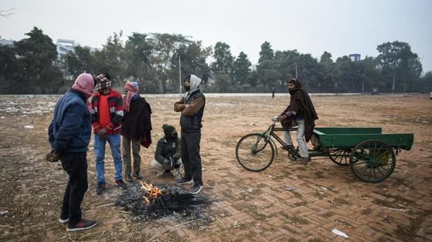 People standing around a bonfire at Ghazipur vegetable market in New Delhi on December 17. IMD has forecast that there is likely to be a gradual rise in maximum temperatures by 2-3 degrees C in the next two days, but minimum temperatures could drop 2-4 degrees C during the same period over central and east India. (Biplov Bhuyan / HT Photo) People standing around a bonfire at Ghazipur vegetable market in New Delhi on December 17. IMD has forecast that there is likely to be a gradual rise in maximum temperatures by 2-3 degrees C in the next two days, but minimum temperatures could drop 2-4 degrees C during the same period over central and east India. (Biplov Bhuyan / HT Photo)