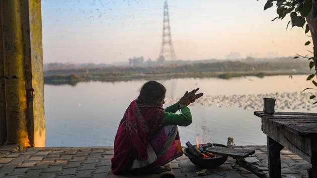 A woman warms herself around a bonfire at Yamuna Ghat in New Delhi on December 18. Cold wave/ severe cold wave conditions may persist in some places over Punjab, Haryana, Chandigarh, Delhi and Uttar Pradesh; at isolated places over Rajasthan, Jammu and Kashmir, Himachal Pradesh, Uttarakhand, Madhya Pradesh, Chhattisgarh, Bihar and Gangetic West Bengal during next three days and decline thereafter, an IMD bulletin stated. (Amal KS / HT Photo) A woman warms herself around a bonfire at Yamuna Ghat in New Delhi on December 18. Cold wave/ severe cold wave conditions may persist in some places over Punjab, Haryana, Chandigarh, Delhi and Uttar Pradesh; at isolated places over Rajasthan, Jammu and Kashmir, Himachal Pradesh, Uttarakhand, Madhya Pradesh, Chhattisgarh, Bihar and Gangetic West Bengal during next three days and decline thereafter, an IMD bulletin stated. (Amal KS / HT Photo)