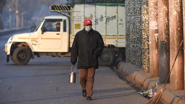 A man bundled in warm clothes while out on a cold morning near Delhi Gate on December 19. “Strong surface wind speed reaching 10-20 kmph very likely to prevail over parts of Northwest India during next 2 days,” IMD said on December 20. (Biplov Bhuyan / HT Photo) A man bundled in warm clothes while out on a cold morning near Delhi Gate on December 19. “Strong surface wind speed reaching 10-20 kmph very likely to prevail over parts of Northwest India during next 2 days,” IMD said on December 20. (Biplov Bhuyan / HT Photo)