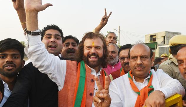 BJP MP Hans Raj Hans is visiting rural pockets of his constituency, including Narela, Bawana and Mundka, meeting farmers and distributing Union Agriculture Minister Narendra Tomar’s recent letter addressed to the protesting farmers. (Vipin Kumar / Hindustan Times) BJP MP Hans Raj Hans is visiting rural pockets of his constituency, including Narela, Bawana and Mundka, meeting farmers and distributing Union Agriculture Minister Narendra Tomar’s recent letter addressed to the protesting farmers. (Vipin Kumar / Hindustan Times)
