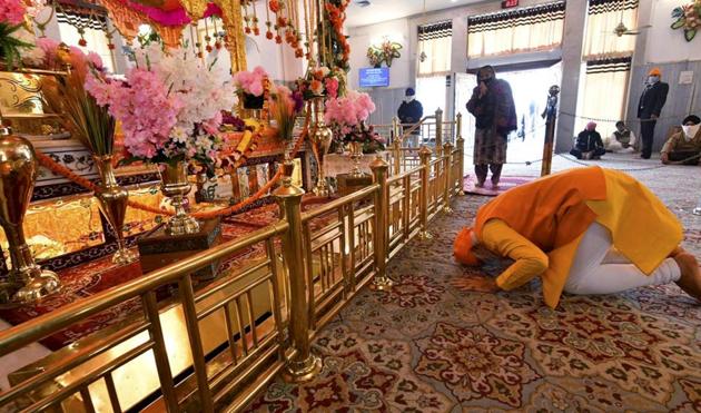 Prime Minister Narendra Modi offers prayers at Gurudwara Rakab Ganj Sahib on the occasion of the 400th Parkash Parv of Guru Tegh Bahadur, in New Delhi.(PTI)