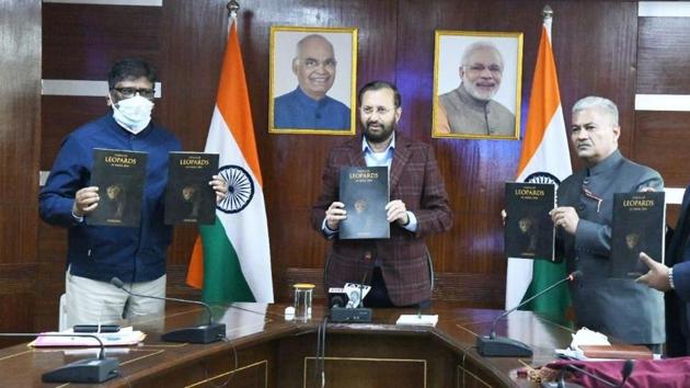 Union environment minister Prakash Javadekar releasing the ‘Status of Leopard in India 2018’ in New Delhi on Monday.(Twitter/@PrakashJavadekar) Union environment minister Prakash Javadekar releasing the ‘Status of Leopard in India 2018’ in New Delhi on Monday.(Twitter/@PrakashJavadekar)
