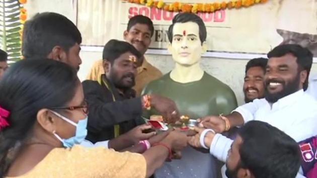 Madhusudan Pal, the sculptor, created the idol of Sood.(ANI) Madhusudan Pal, the sculptor, created the idol of Sood.(ANI)