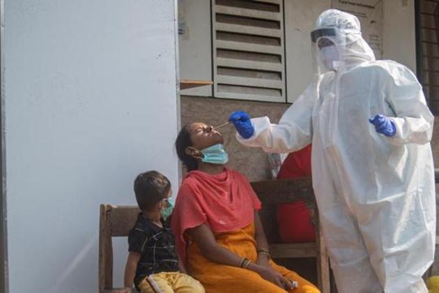 A health care worker in Mumbai, December 17, 2020(Pratik Chorge/Hindustan Times)) A health care worker in Mumbai, December 17, 2020(Pratik Chorge/Hindustan Times))