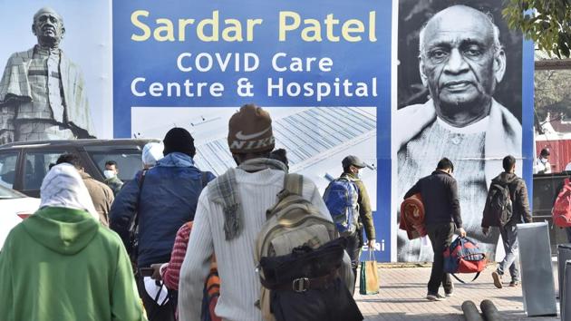 People leave after being discharged following their recovery at Sardar Patel Covid Care Center in New Delhi on December 19. According to recommendations by the World Health Organization (WHO), the positivity rate from a region that has a comprehensive testing programme should be at or below 5% for at least two weeks before it can be considered that the outbreak is under control in the region. (Ajay Aggarwal / HT Photo) People leave after being discharged following their recovery at Sardar Patel Covid Care Center in New Delhi on December 19. According to recommendations by the World Health Organization (WHO), the positivity rate from a region that has a comprehensive testing programme should be at or below 5% for at least two weeks before it can be considered that the outbreak is under control in the region. (Ajay Aggarwal / HT Photo)