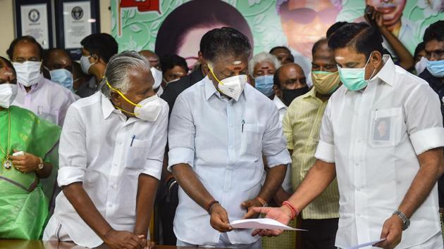 AIADMK has asked the Election Commission to conduct TN elections in second half of April. In picture, AIADMK’s chief ministerial candidate Edappadi K Palaniswami accompanied by other party leaders.(PTI)