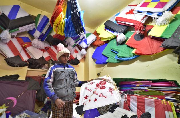While fewer customers are turning up to buy kites due to the pandemic-induced financial constraints, farmers’ stir on Delhi borders has increased cost of transportion from Uttar Pradesh, which has caused the prices of kites and strings to spike.(Gurpreet Singh/HT)