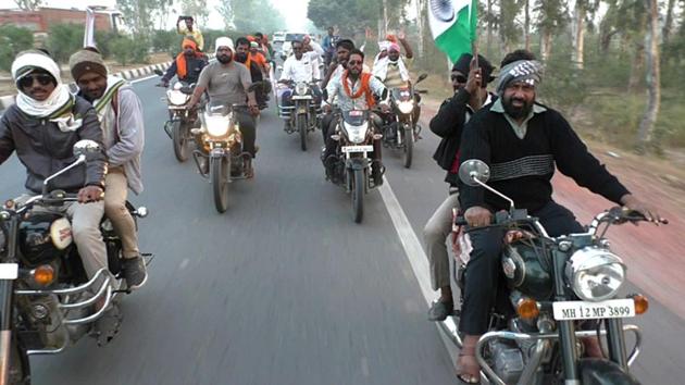 On December 10, farmers from Maharashtra led by state minister Omprakash Babarao Kadu alias Bacchu Kadu were stopped by UP police at Rarah border in Bharatpur while on their way to Delhi to join the farmers’ protest.(HT Photo)