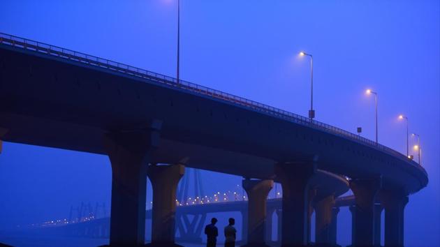 The air quality, which improved slightly on Monday, deteriorated on Tuesday as temperatures dropped. Mumbai reported an average air quality index (AQI) reading—a pollutant measuring indicator—of 183 (moderate). (Satish Bate/HT Photo) The air quality, which improved slightly on Monday, deteriorated on Tuesday as temperatures dropped. Mumbai reported an average air quality index (AQI) reading—a pollutant measuring indicator—of 183 (moderate). (Satish Bate/HT Photo)