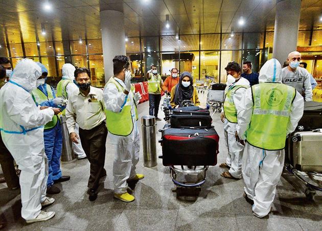 Passengers from the UK arrive at the Chhatrapati Shivaji Maharaj International Airport on Tuesday.The aviation ministry had on Monday announced suspension of all flights from UK to India from December 23 to December 31. (Satyabrata Tripathy/HT Photo) Passengers from the UK arrive at the Chhatrapati Shivaji Maharaj International Airport on Tuesday.The aviation ministry had on Monday announced suspension of all flights from UK to India from December 23 to December 31. (Satyabrata Tripathy/HT Photo)