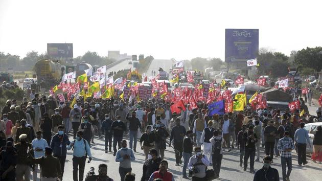 Protesting farmers block the Delhi-Jaipur highway at Shahjahanpur on the Rajasthan-Haryana border.(AP file)