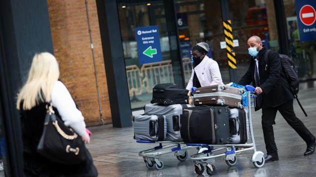 Travellers walk with their luggage at King's Cross station, as European Union (EU) countries impose a travel ban from the UK, in London on December 21. European officials met via video link to coordinate their response to the new strain on December 21. The EU is on course to start vaccinations within a week based on a shot from Pfizer and BioNTech. (Hannah McKay / REUTERS) Travellers walk with their luggage at King's Cross station, as European Union (EU) countries impose a travel ban from the UK, in London on December 21. European officials met via video link to coordinate their response to the new strain on December 21. The EU is on course to start vaccinations within a week based on a shot from Pfizer and BioNTech. (Hannah McKay / REUTERS)