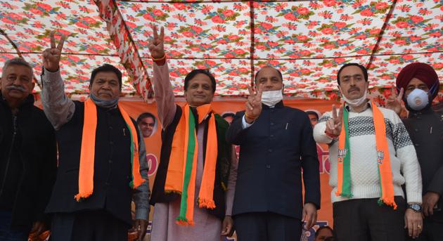 (From left) Vidhan Sabha speaker and Panchkula MLA Gian Chand Gupta, BJP mayoral candidate Kulbhushan Goyal and Himachal Pradesh chief minister Jai Ram Thakur while campaigning at Khatauli village on Tuesday.(Sant Arora/HT) (From left) Vidhan Sabha speaker and Panchkula MLA Gian Chand Gupta, BJP mayoral candidate Kulbhushan Goyal and Himachal Pradesh chief minister Jai Ram Thakur while campaigning at Khatauli village on Tuesday.(Sant Arora/HT)