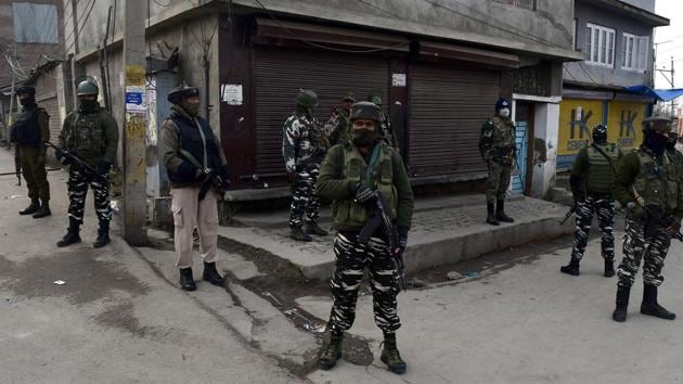Security personnel stand guard at a checkpoint in the Sazgaripora area of the Old City Srinagar.(ANI/For Representative Purposes Only) Security personnel stand guard at a checkpoint in the Sazgaripora area of the Old City Srinagar.(ANI/For Representative Purposes Only)