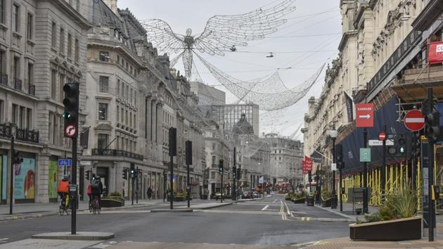 A view of a near empty Regent Street as Christmas decorations hang between buildings, in London on December 22. Britain’s Prime Minister Boris Johnson on December 21, cancelled Christmas for almost 18 million people across London and eastern and south-east England, following the rapid spread of the new variant of coronavirus. (Alberto Pezzali / AP) A view of a near empty Regent Street as Christmas decorations hang between buildings, in London on December 22. Britain’s Prime Minister Boris Johnson on December 21, cancelled Christmas for almost 18 million people across London and eastern and south-east England, following the rapid spread of the new variant of coronavirus. (Alberto Pezzali / AP)