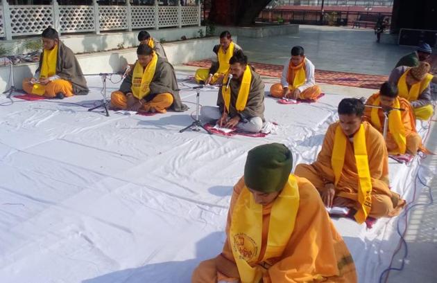 For the benefit of devotees, the Kurukshetra Development Board, which organises the event, has made arrangements for livestreaming of key ceremonies, but the response to this has so far been poor. (HT PHOTO) For the benefit of devotees, the Kurukshetra Development Board, which organises the event, has made arrangements for livestreaming of key ceremonies, but the response to this has so far been poor. (HT PHOTO)