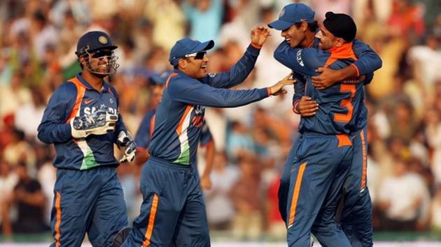 MS Dhoni celebrates with Virender Sehwag and Harbhajan Singh(Getty Images)