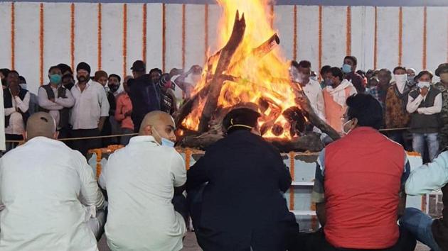 Motilal Vora’s elder son Arvind Vora lit the pyre.(HT Photo)