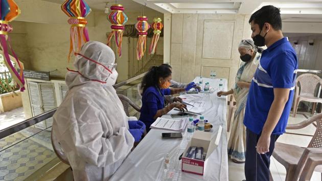 Healthcare workers during Covid-19 screening and swab test at Malad (E) in Mumbai.(Satyabrata Tripathy/HT Photo)