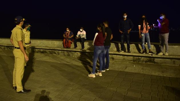 Mumbai Police personnel on the rounds at Marine Drive, after a new 7-hour night curfew came into effect, in Mumbai on December 22. Increased patrolling by police, heightened vigilance and curbs on timings of bars and pubs are back in Mumbai after fresh restrictions to check the spread of Covid-19 were enforced on December 22 amid concerns over a new variant of the coronavirus. (Anshuman Poyrekar / HT Photo)