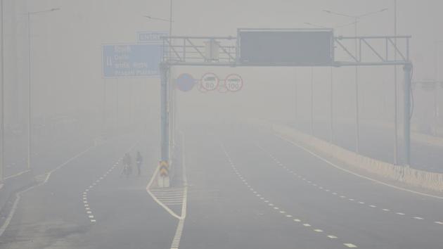 Heavy smog on the Delhi-Meerut Expressway on December 22. The pollution levels showed a steady increase from December 22 morning, when the average hourly AQI reading deteriorated from 352 at 7am to 377 at 12pm, before rising above the 400 mark, HT reported. (Sakib Ali / HT Photo)